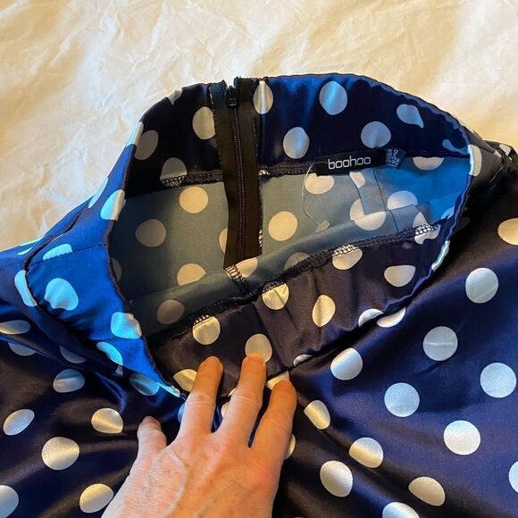NWOT BOOHOO satin tapered trousers in navy polka dot - Picture 8 of 10